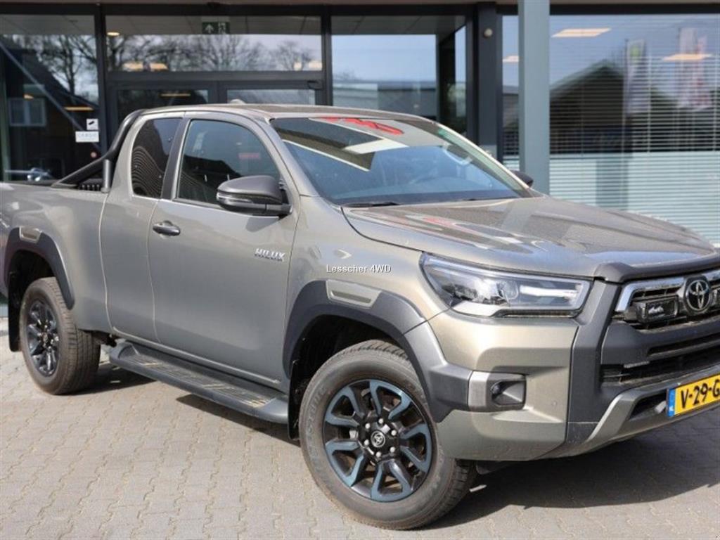 Second-hand TOYOTA HILUX 2.8 D-4D X-TRA CAB INVINCIBLE A/T 4WD VAN