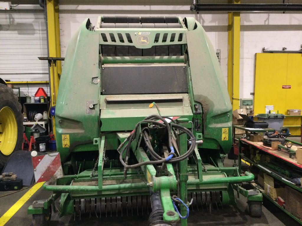 John Deere V451M